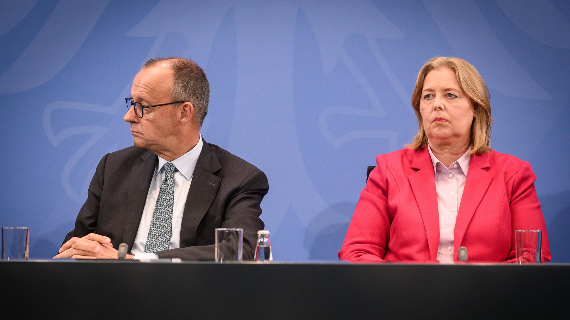 Berlin, Pressekonferenz zu den Ergebnissen der Beratungen des Koalitionsausschusses im Bundeskanzleramt: Friedrich Merz CDU, und Bärbel Bas, SPD, am 03.09.2025 schauen missvergnügt (nicht im Bild: Lars Klingbeil SPD, Markus Söder, CSU)