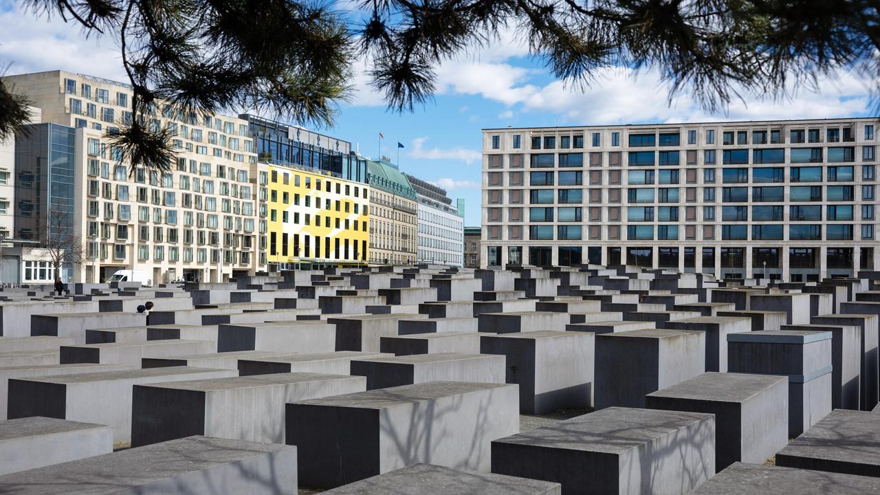 Blick auf das Holocaust-Mahnmal mit hunderten Beton-Stelen im Zentrum von Berlin.