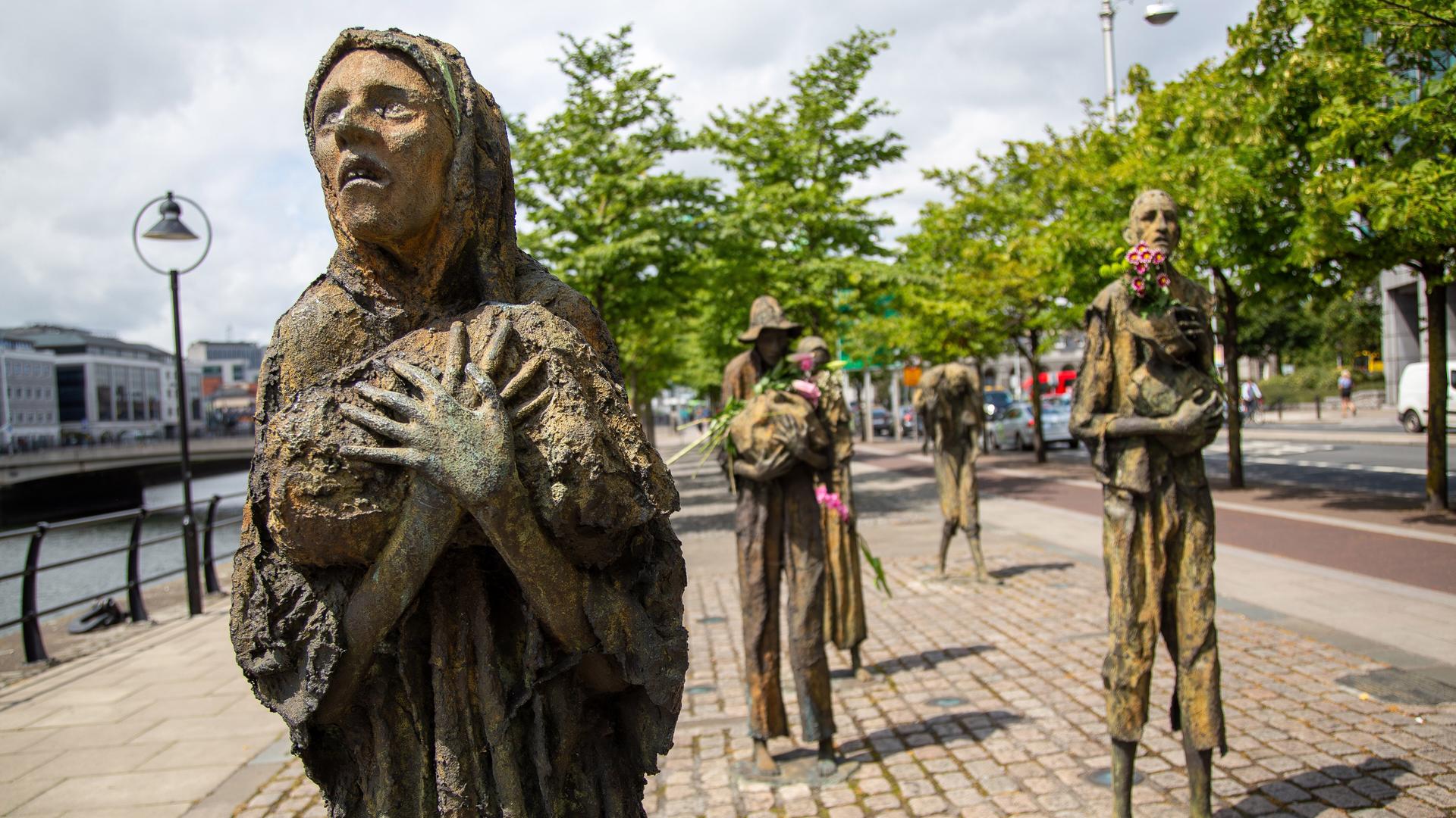 Skulupturen von hungernen Menschen in einer Straße in Dublin
