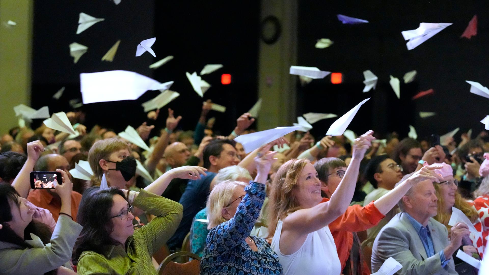 Zuschauer werfen Papierflugzeuge während der Verleihung der Ig-Nobelpreise.