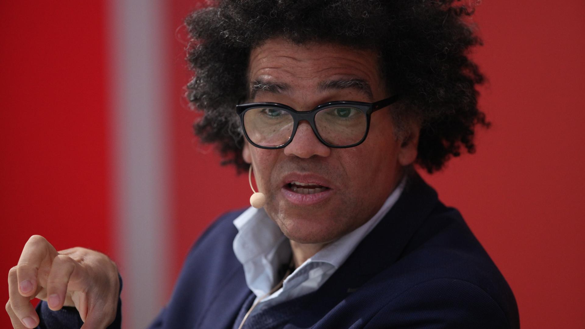 Ijoma Mangold spricht mit einem Mikrofon auf der Leipziger Buchmesse in Leipzig bei einem Vortrag zum Thema Bitcoin.