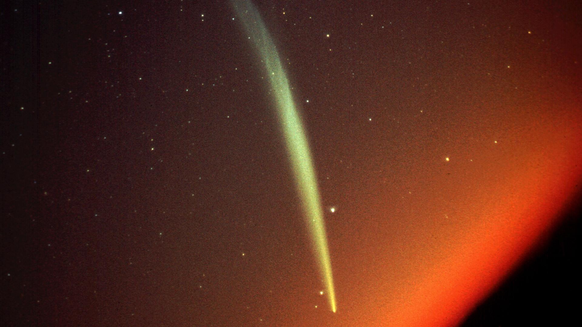Ein silber-gelber Streif auf rotem Hintergrund