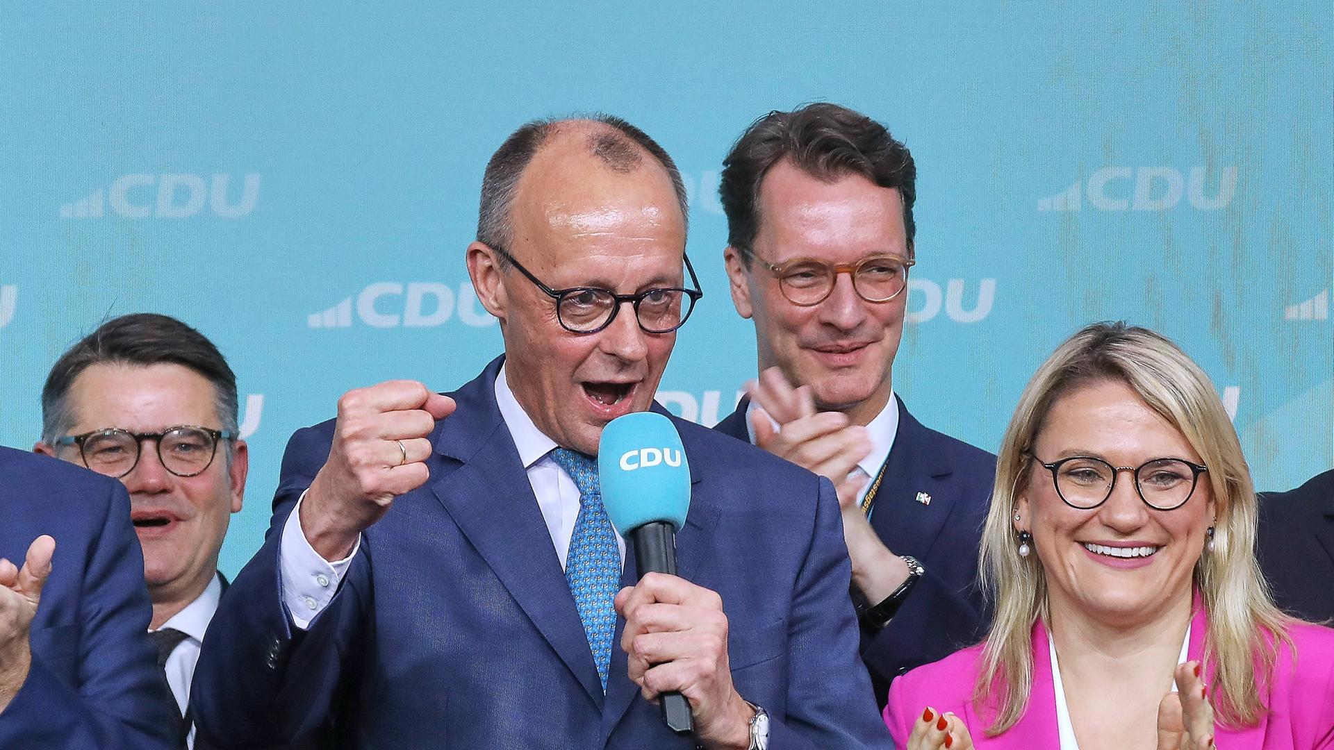 Friedrich Merz jubelt bei der CDU-Wahlparty im Konrad-Adenauer-Haus, umgeben von Spitzenpolitikern der Union