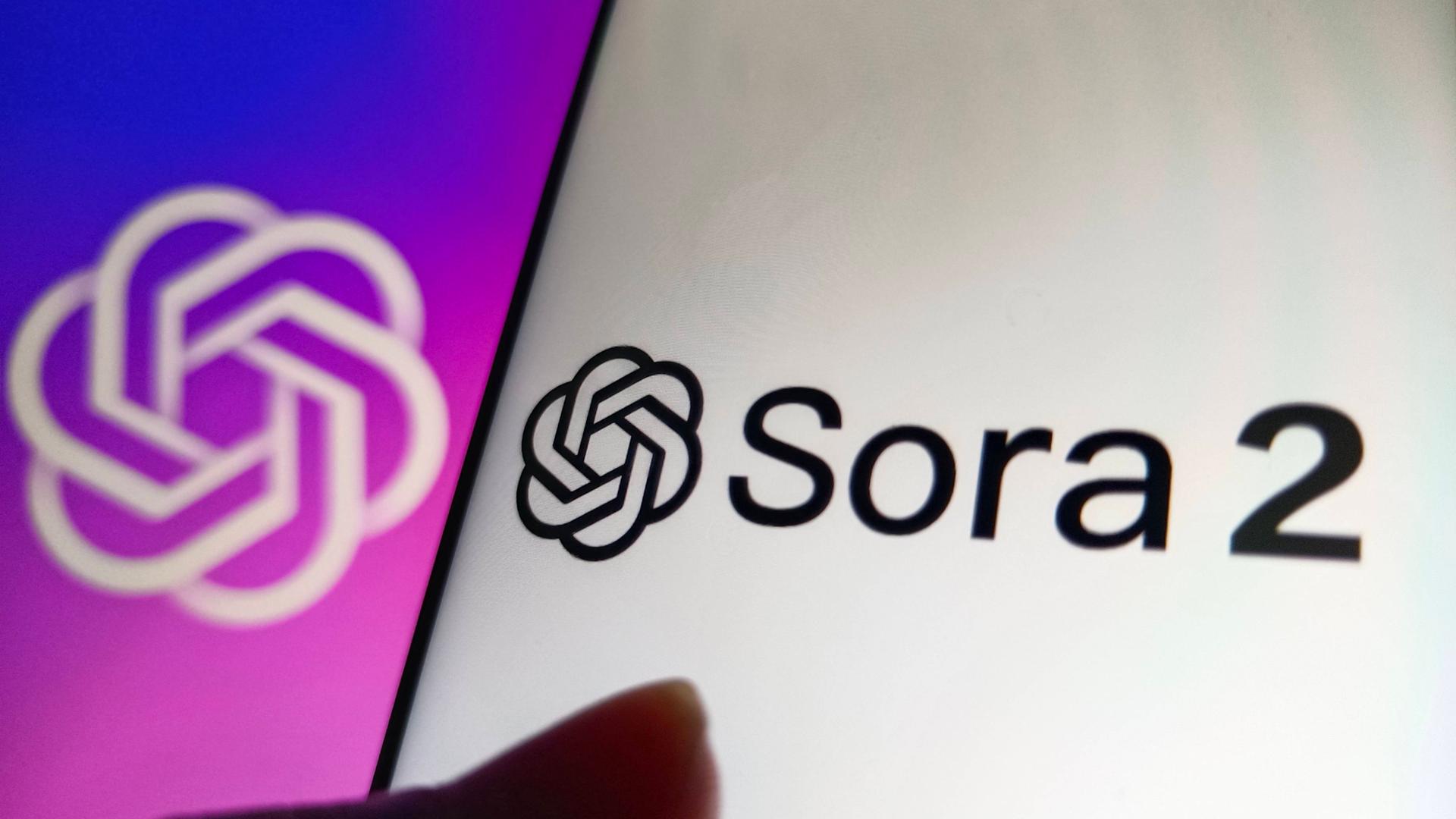 Auf einem Smartphone-Bildschirm leuchtet das Logo der App Sora2 der Firma Open AI.