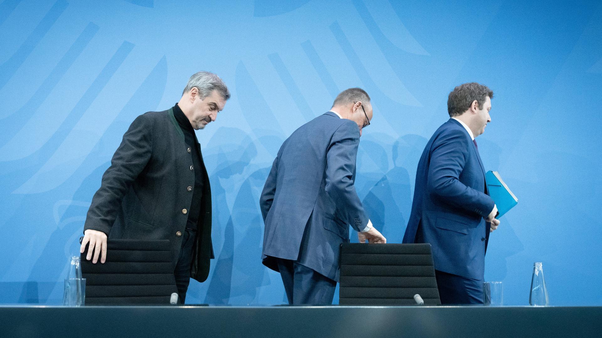 Bundeskanzler, Friedrich Merz, CDU, Vizekanzler, Finanzminister, Lars Klingbeil, SPD, Ministerpräsident Bayern, Markus Söder, CSU, verlassen eine Pressekonferenz im Berliner Bundeskanzleramt.