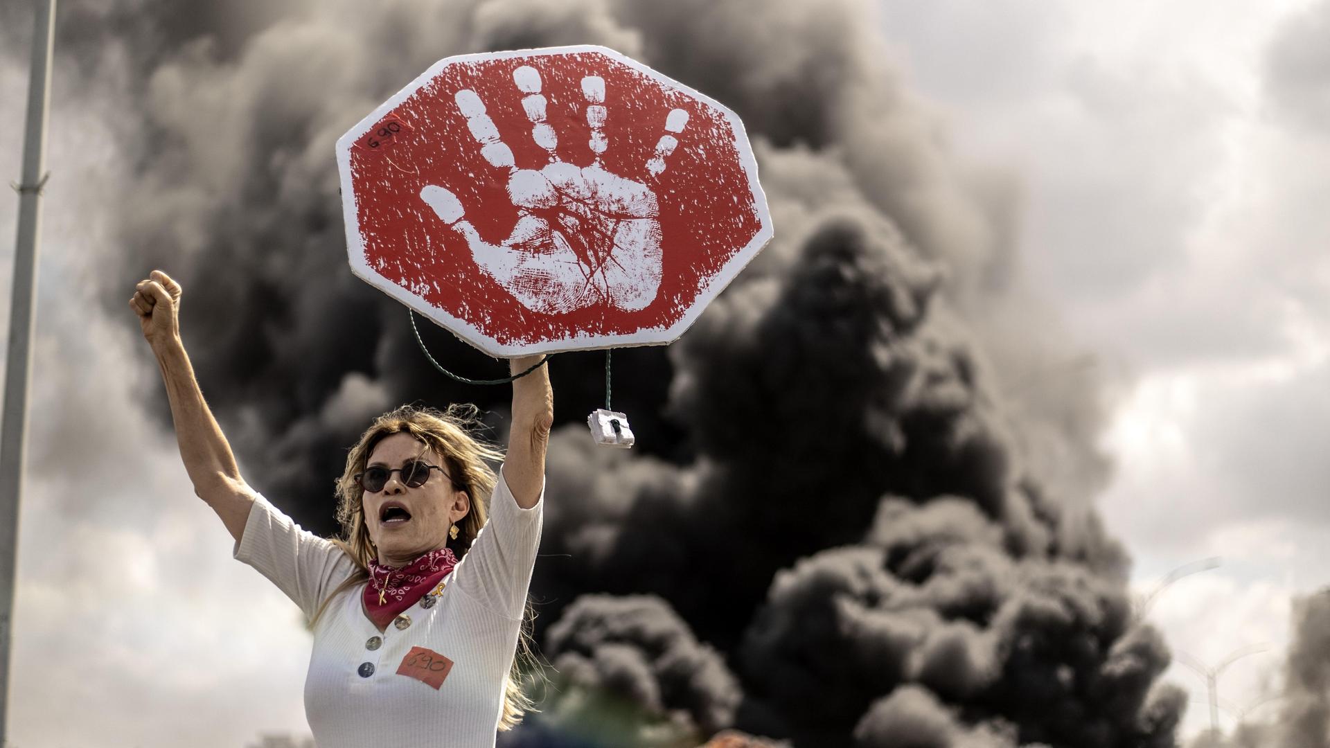 Israelische Demonstranten protestieren während einer Strassenblockade für eine Friedenslösung zur Freilassung israelischer Geiseln am 26. August 2025