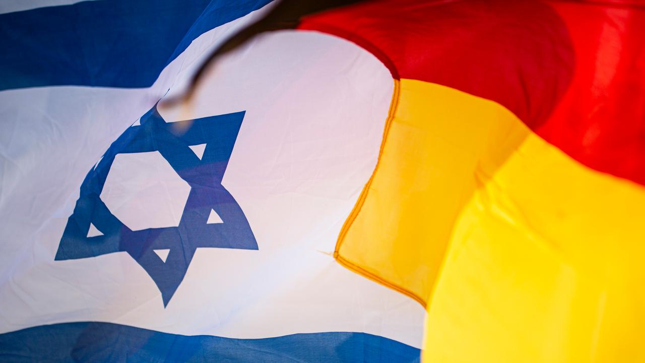 Zu sehen sind wehende Flaggen von Deutschland und Israel.