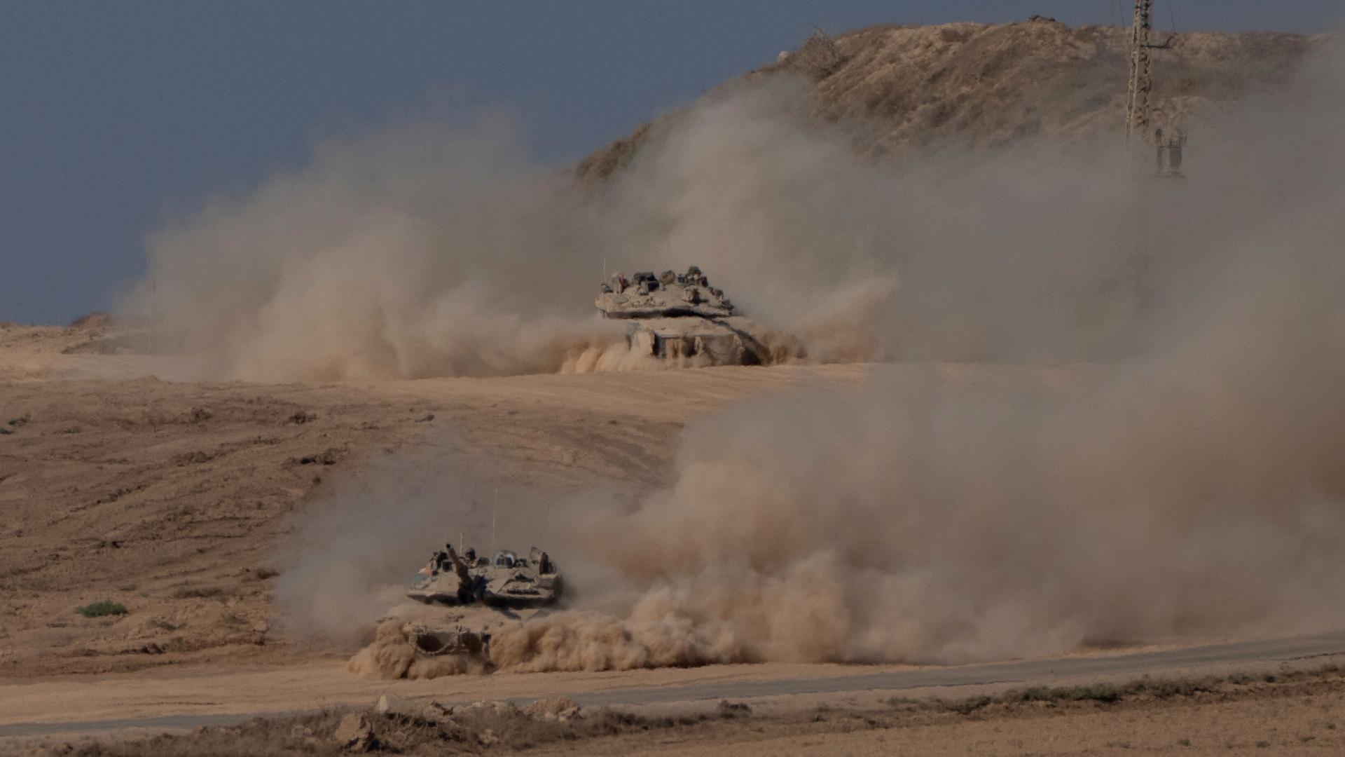 Israelische Militärfahrzeuge fahren am 20. August 2025  in Richtung Grenze zum Gazastreifen