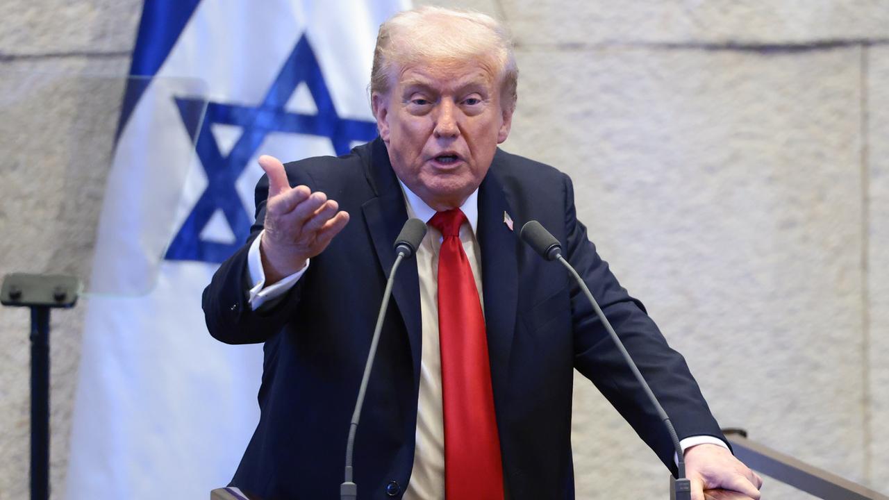 US-Präsident Trump steht in der Knesset hinter zwei Mikrofonen, hinter ihm die israelische Fahne