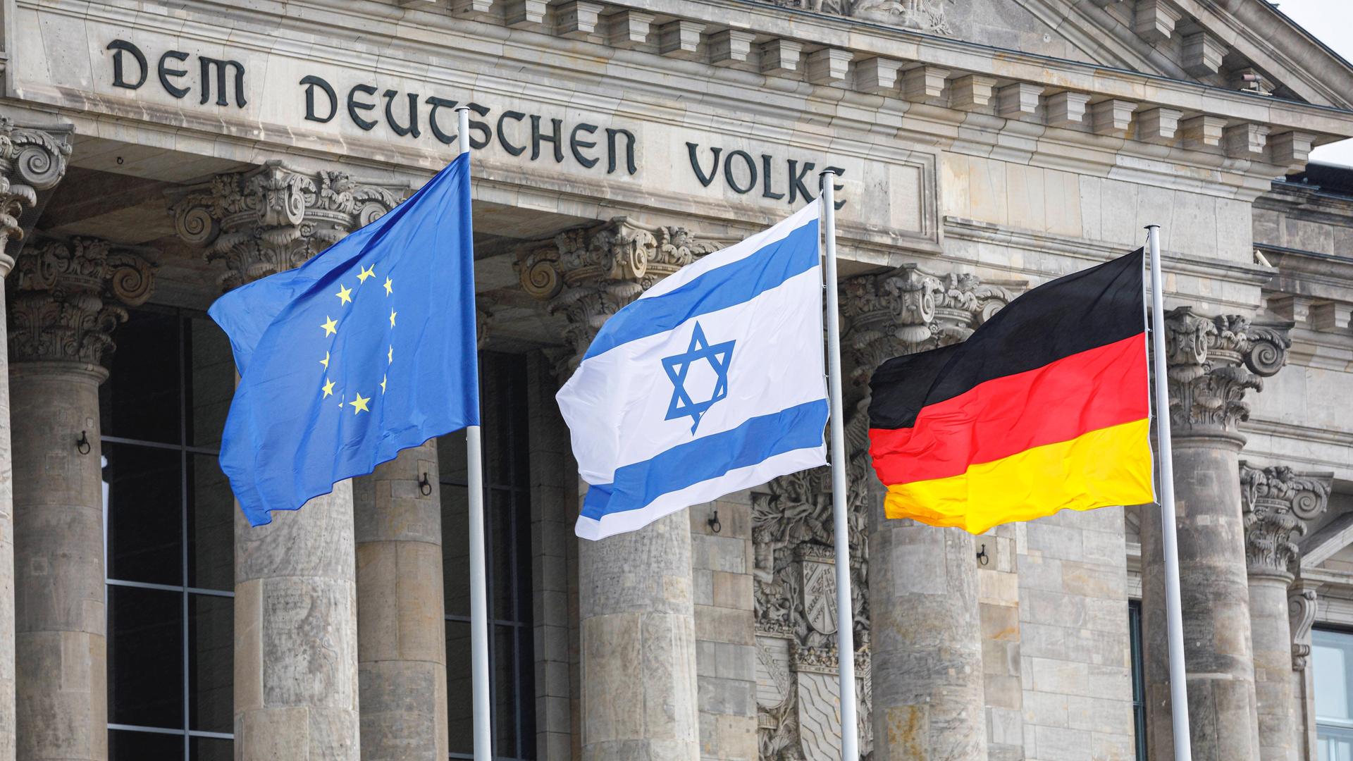 26.01.2022: Die Israelische Fahne zwischen der deutschen und der europäischen Flagge vor dem Reichstag 