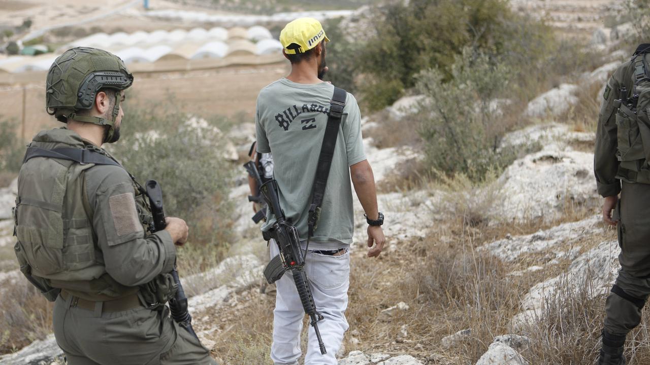 Jüdische Siedler unterbinden mit Unterstützung israelischer Soldaten die Olivenernte von Palästinensern und internationalen Aktivisten in Hebron, Westbank, 12. Oktober 2025