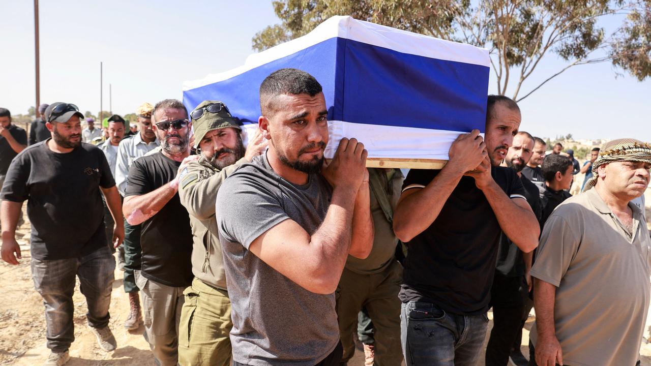 Verwandte, Freunde und Kameraden tragen den Sarg des israelischen Soldaten Mohammad Alatrash, geschmückt mit Israels Fahne, zu seiner Beerdigung in dem Dorf Sawa in der Nähe von Beerscheba.