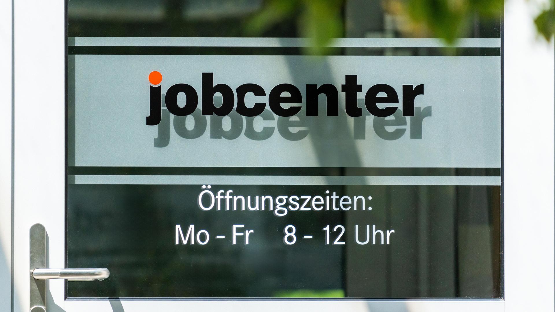 An der Eingangstür eines Jobcenters stehen die Öffnungszeiten: Montag bis Freitag von 8 bis 12 Uhr, Termine außerhalb dieser Zeiten nach Vereinbarung möglich.