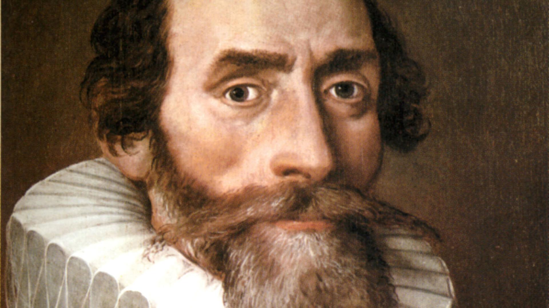 Der große Astronom Johannes Kepler (1571-1630) auf einem Gemälde aus dem Jahr 1610. Er trägt einen langen Bart und lächelt freundlich. 