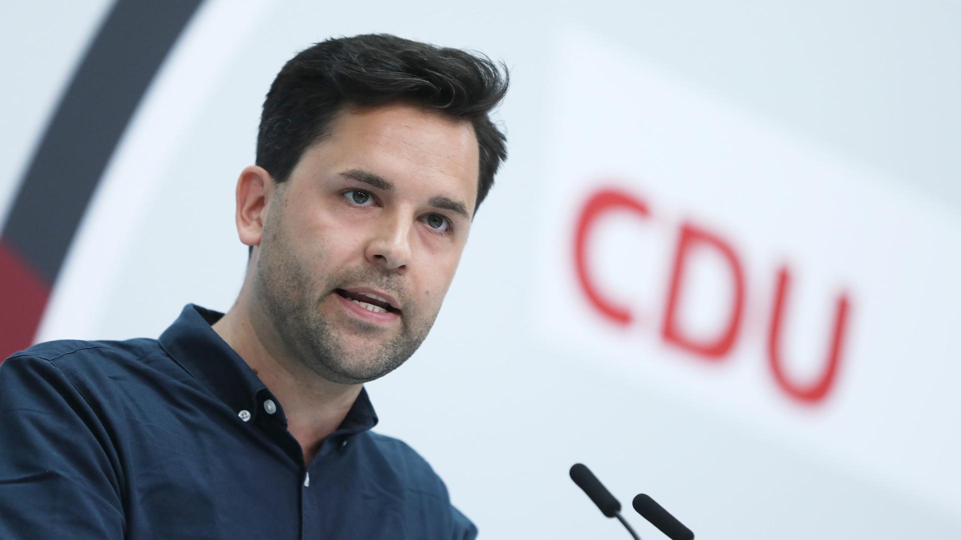 Johannes Winkel, Bundesvorsitzender Junge Union, steht an einem Pult und hält eine Rede