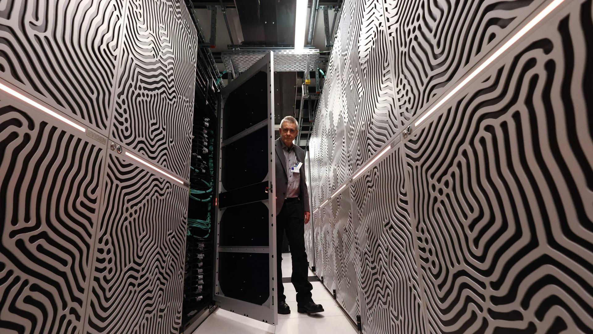 Ein Modul des ersten europäischen Supercomputers der Exascale-Klasse. Ein Mann öffnet eine Tür zu den Modulen, in denen sich die Hochleistungsprozessoren befinden.