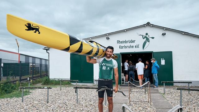 Kanute Saeid Fazloula vor dem Bootshaus seines Vereins, den Rheinbrüdern Karlsruhe, e.V.