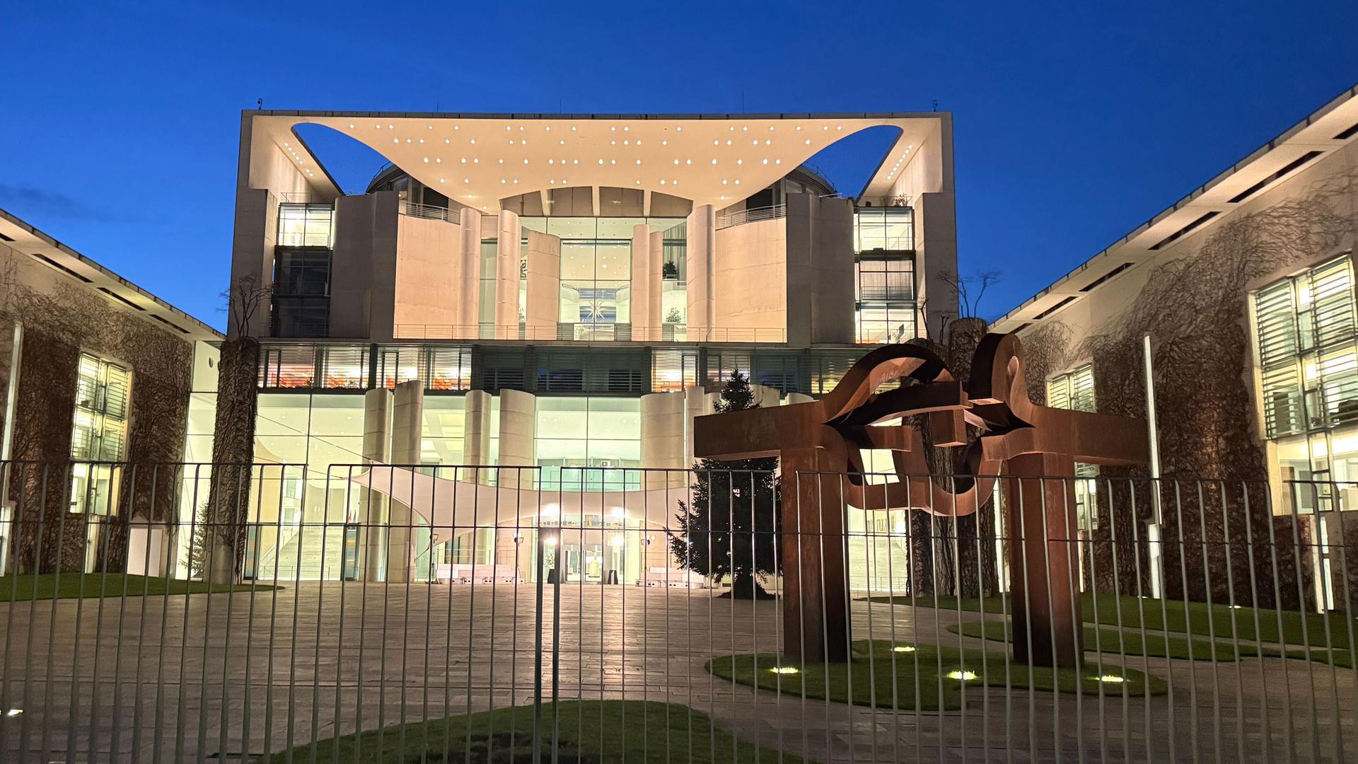 Das Bundeskanzleramt am Abend des 27.11.2025.