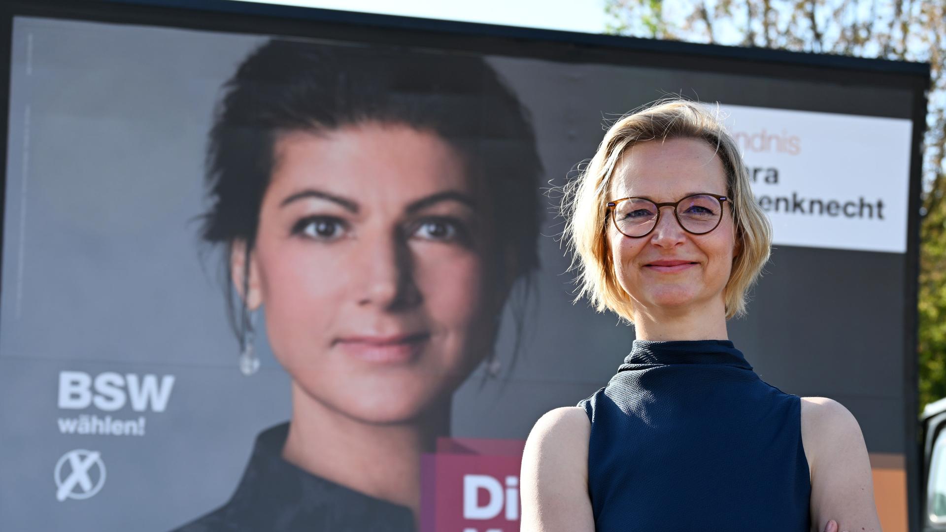 Die Landesvorsitzende des Bündnis Sahra Wagenknecht (BSW), Katja Wolf, vor einem Wahlplakat der Parteigründerin Sahra Wagenknecht. 