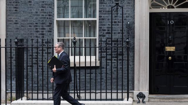 Der britische Premierminister Keir Starmer verlässt seinen Amtssitz 10 Downing Street.