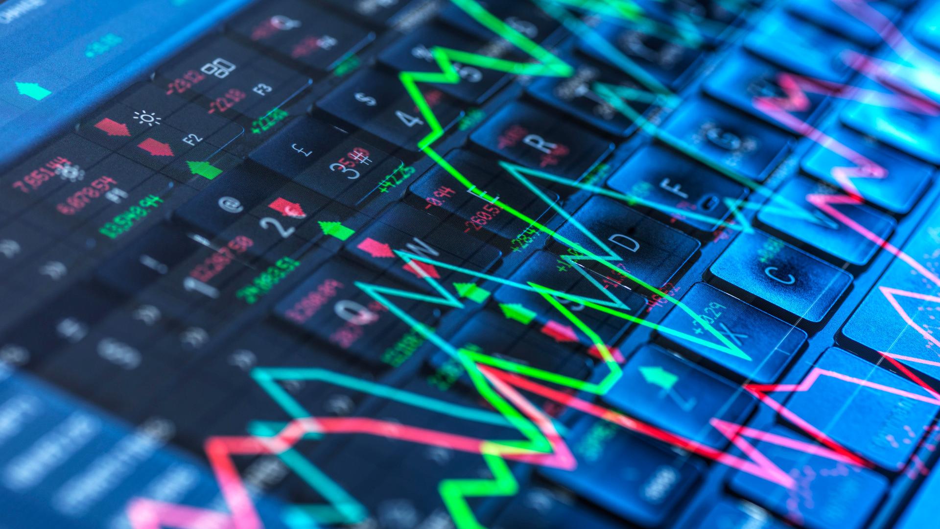 Farbige Börsenkurse auf einem Computerbildschirm 