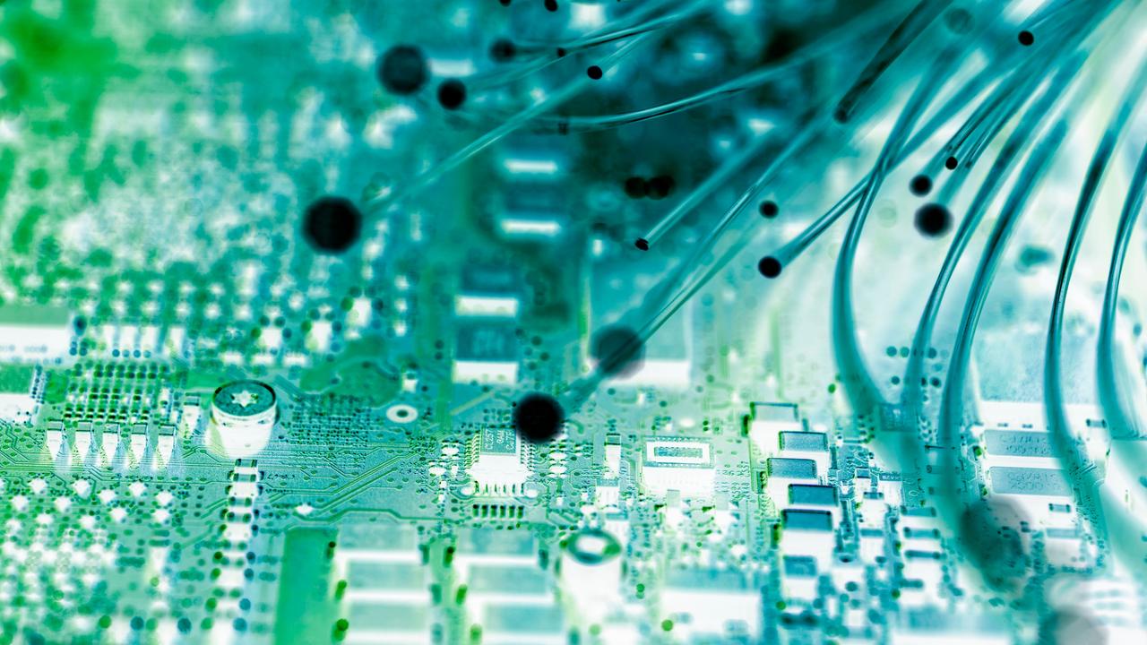 Abstraktes Bild in Grüntönen mit Datenkabeln und Computerchips