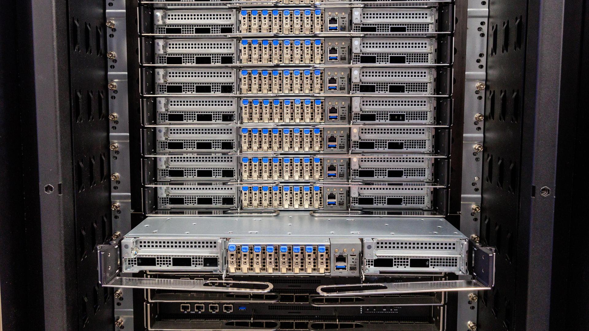 Blick in einen Supercomputer. Verschiedene elektronische Bauteile sind in einem Schrank miteinander verbunden. 
