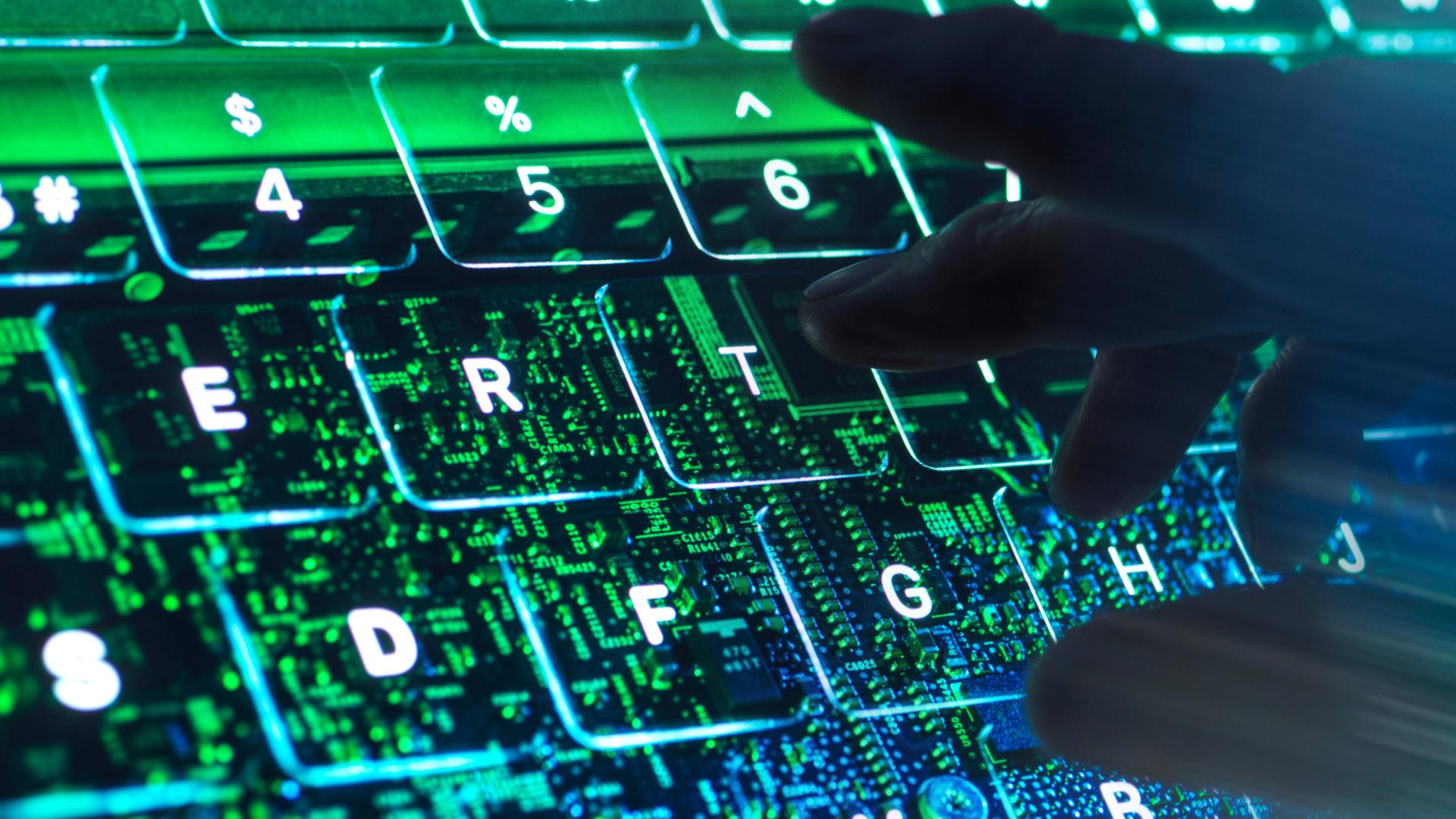 Eine Hand tippt auf einer virtuellen Tastatur.