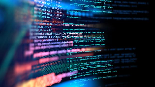 Das Bild zeigt einen Programmiercode bzw. ein Computerskript vor abstraktem, technologischern Hintergrund 