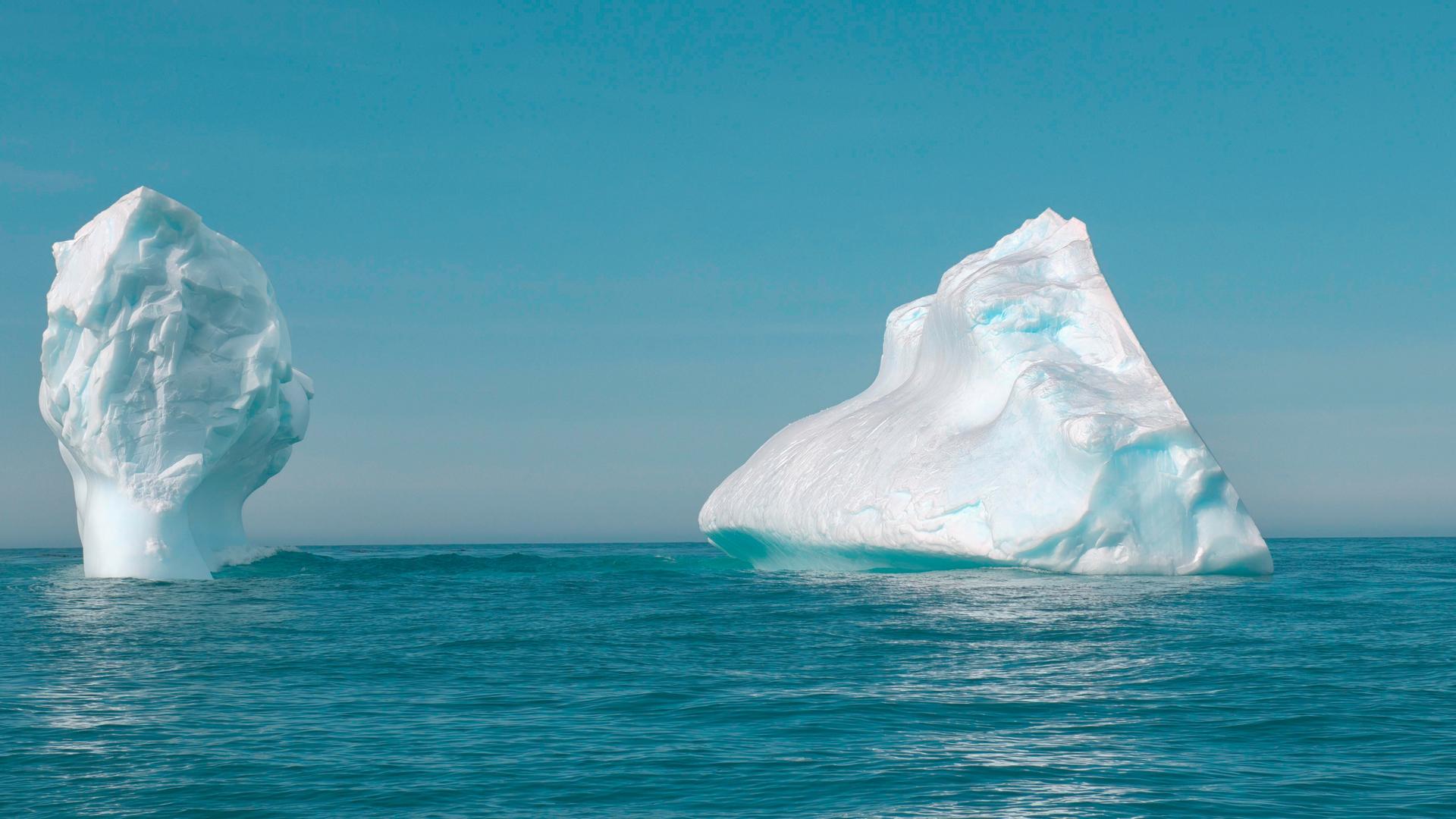 Schwimmende Eisberge in der Antarktis.