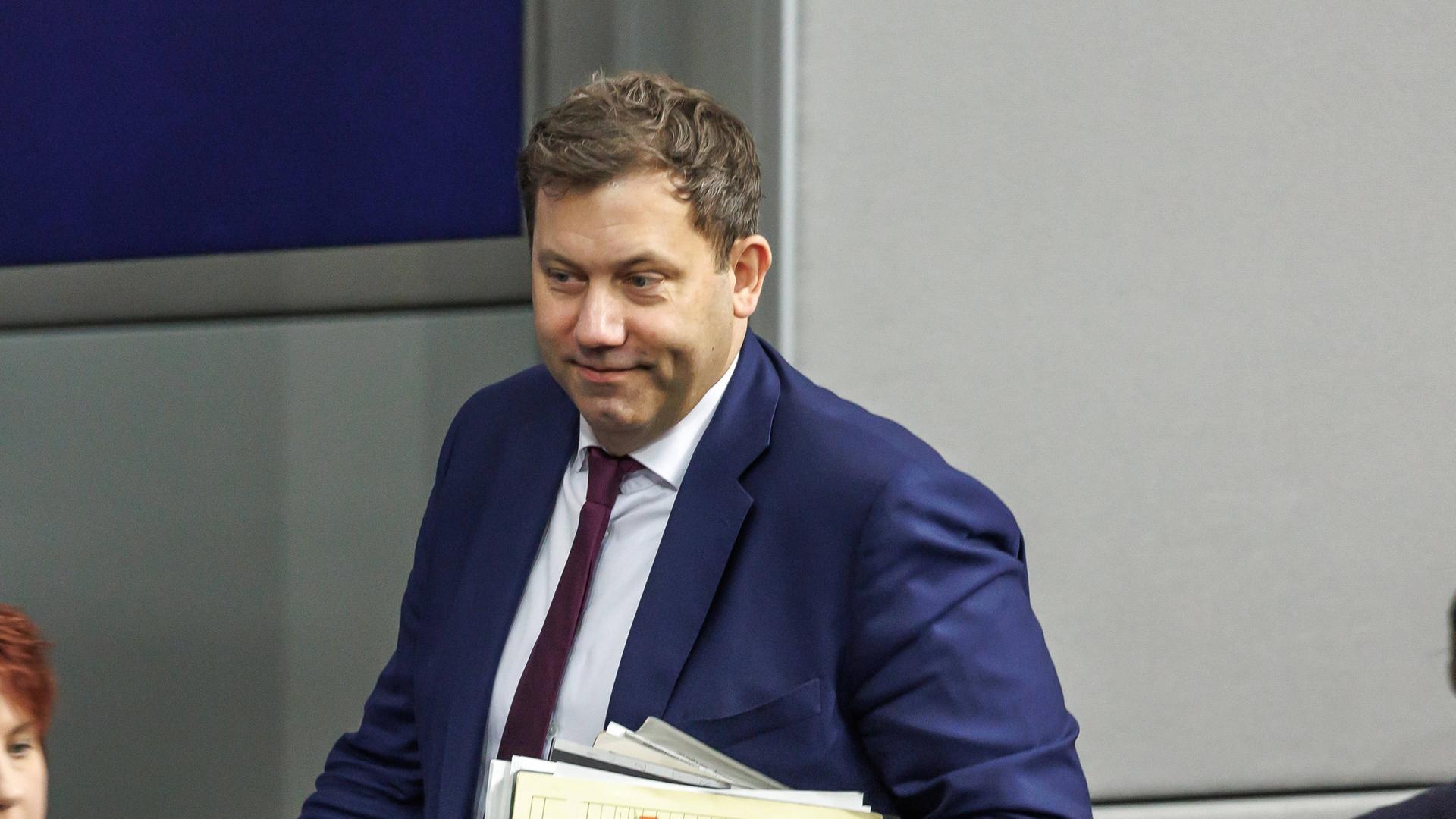 Lars Klingbeil (SPD), Bundesfinanzminister, bei der Plenarsitzung im Deutschen Bundestag am 5.12.25 in Berlin