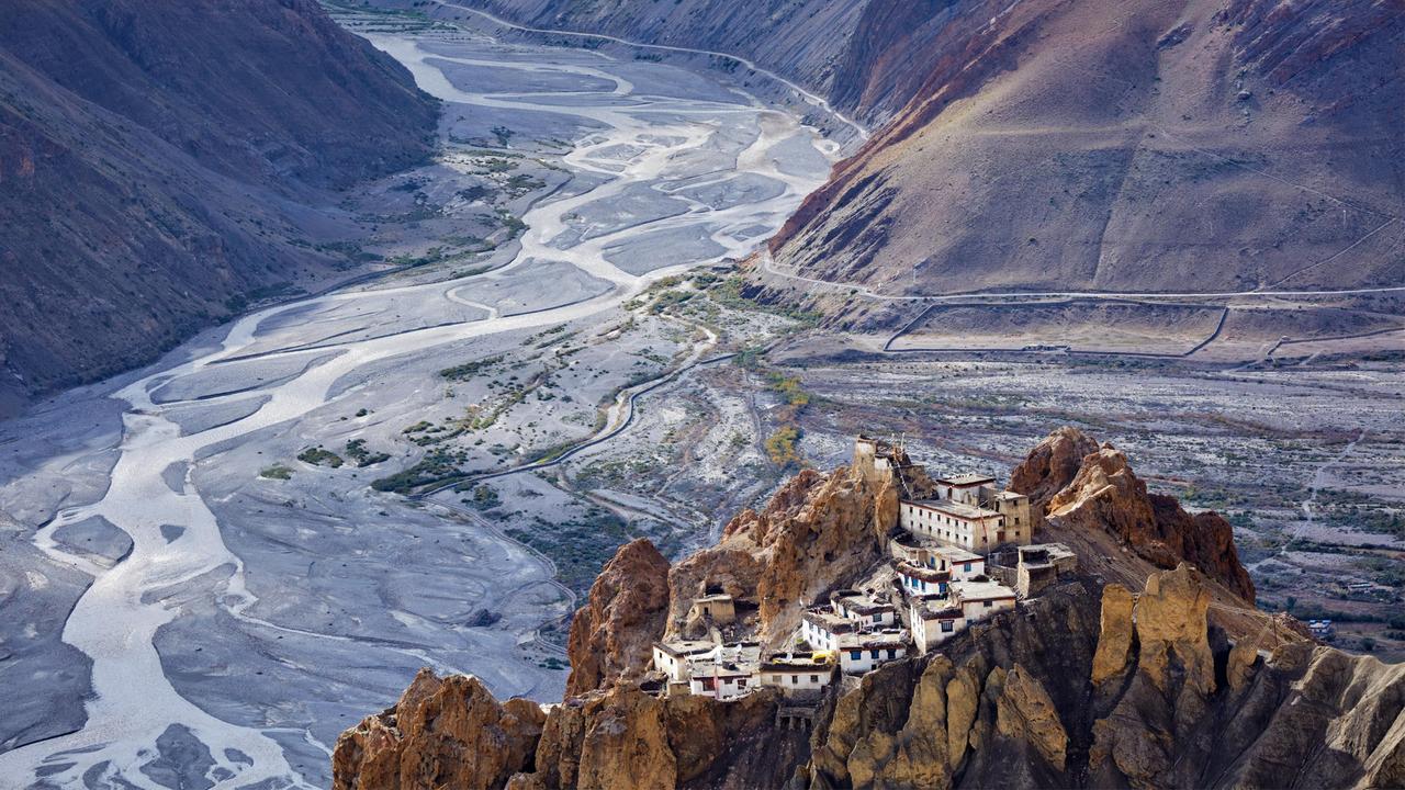 Das Dhankar-Kloster auf einer Klippe inmitten des wenig Wasser führenden Spiti-Tal im Himalayagebirge.