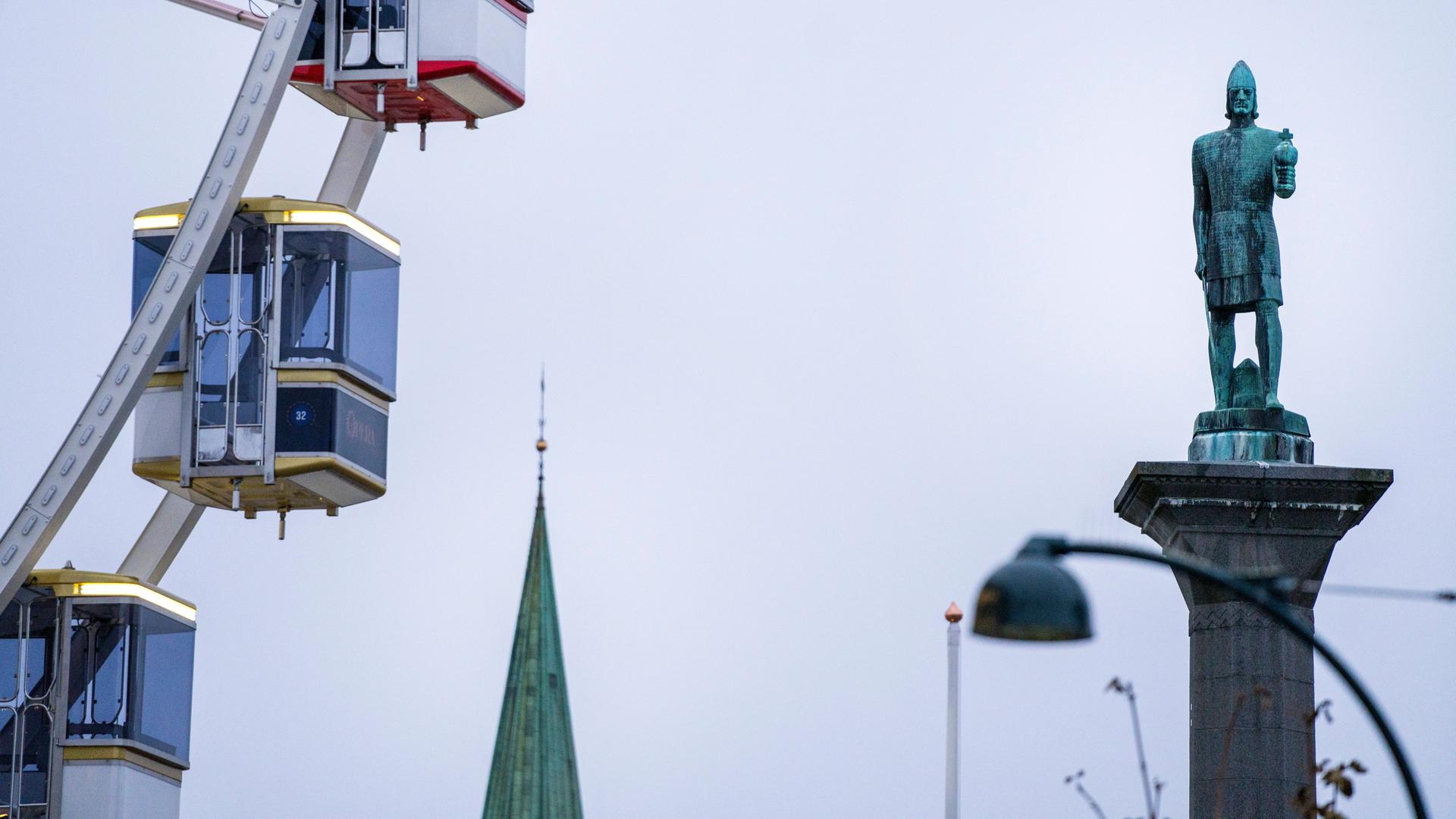 Denkmal für den Norwegen König Olav Trygvasson im norwegischen Trondheim, im Bild neben den Fahrkabinen eines Riesenrads.