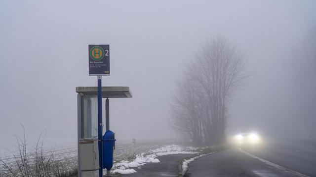 Bushaltestelle in Essen (Nordrhein-Westfalen) im Nebel