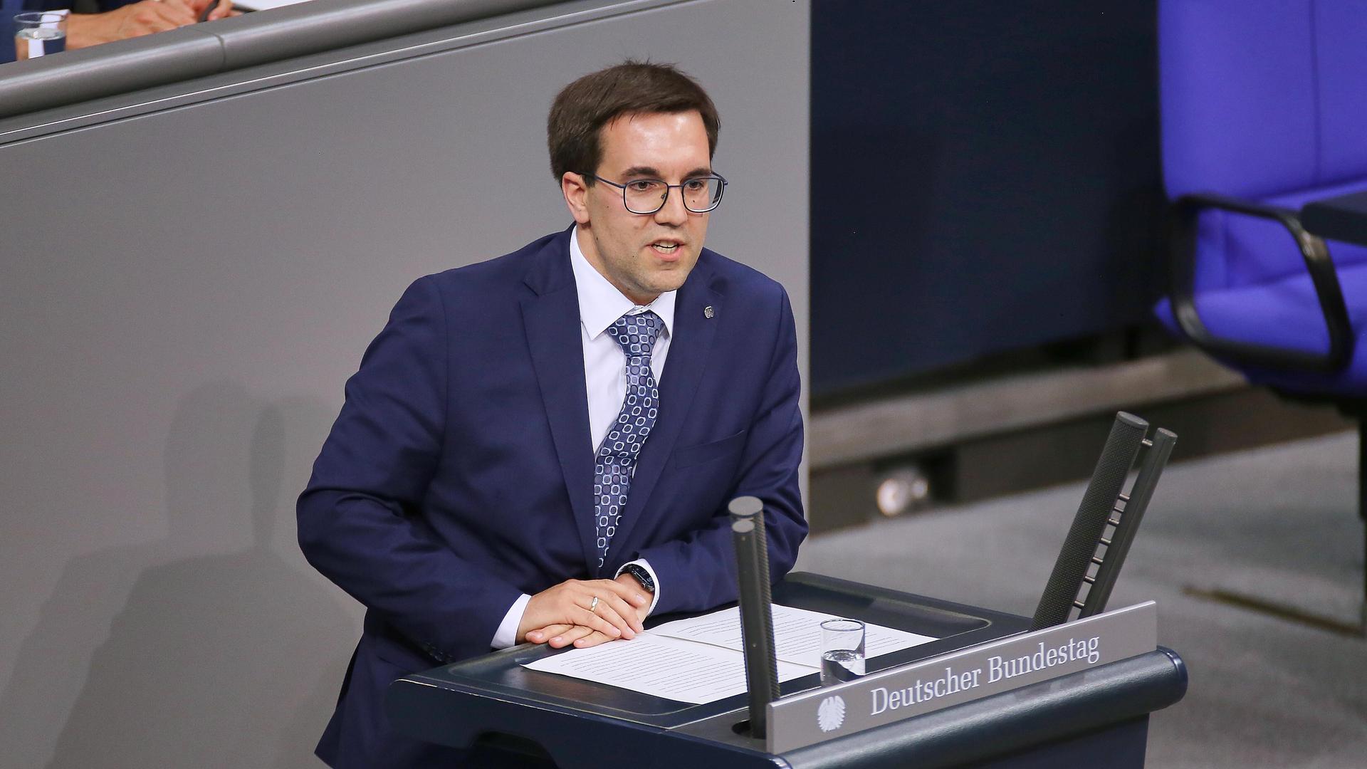 Bundestagsabgeordneter Konrad Körner, CSU, spricht am Rednerpult im Deutschen Bundestag