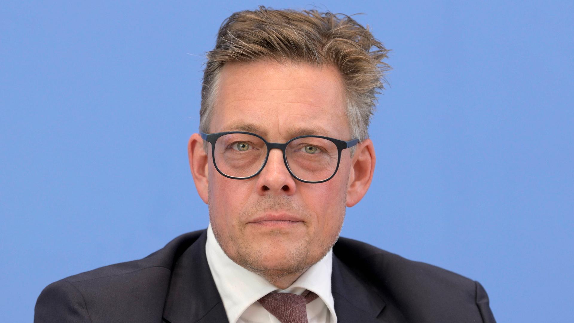 Konstantin von Notz blickt ernst in die Kamera.