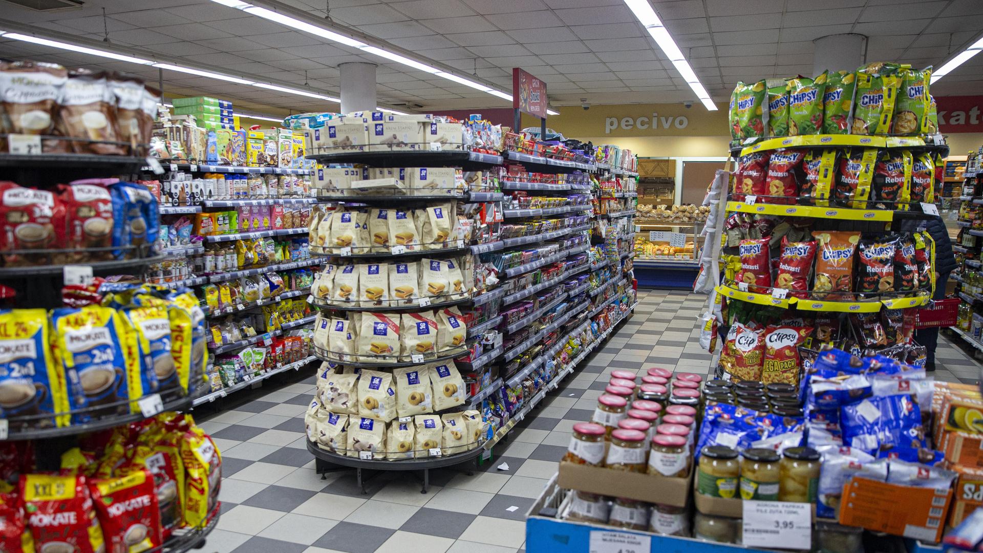 Volle Regale in einem Supermarkt - allerdings keine Kunden.