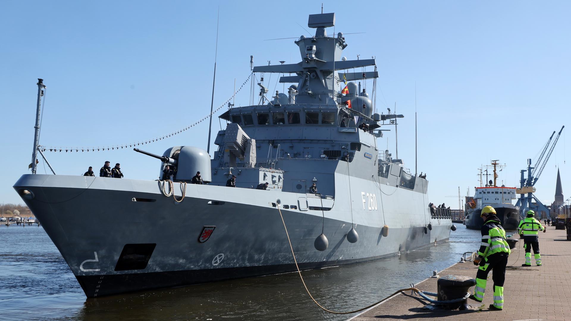 Die Korvette "Braunschweig" der Deutschen Marine liegt in einem Hafen.