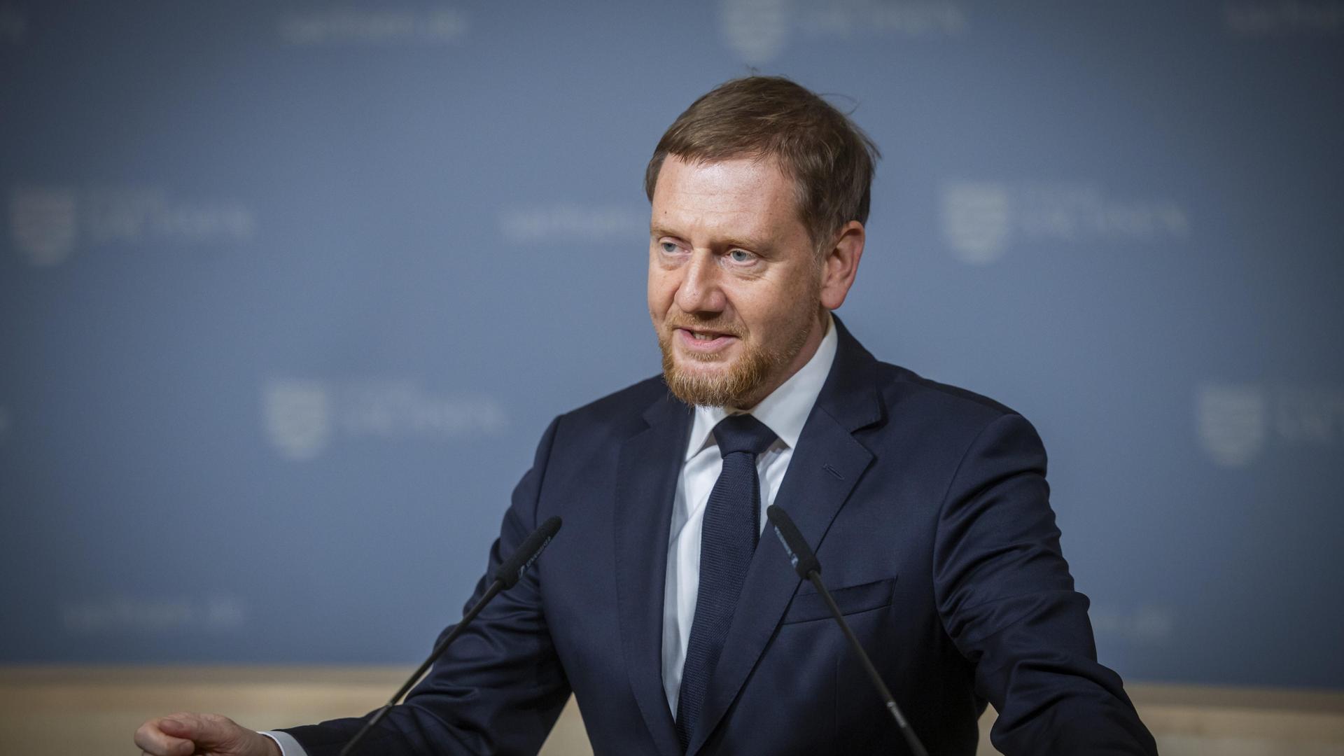 Ministerpräsident Michael Kretschmer bei einem Termin mit Bundeskanzler Merz in Dresden