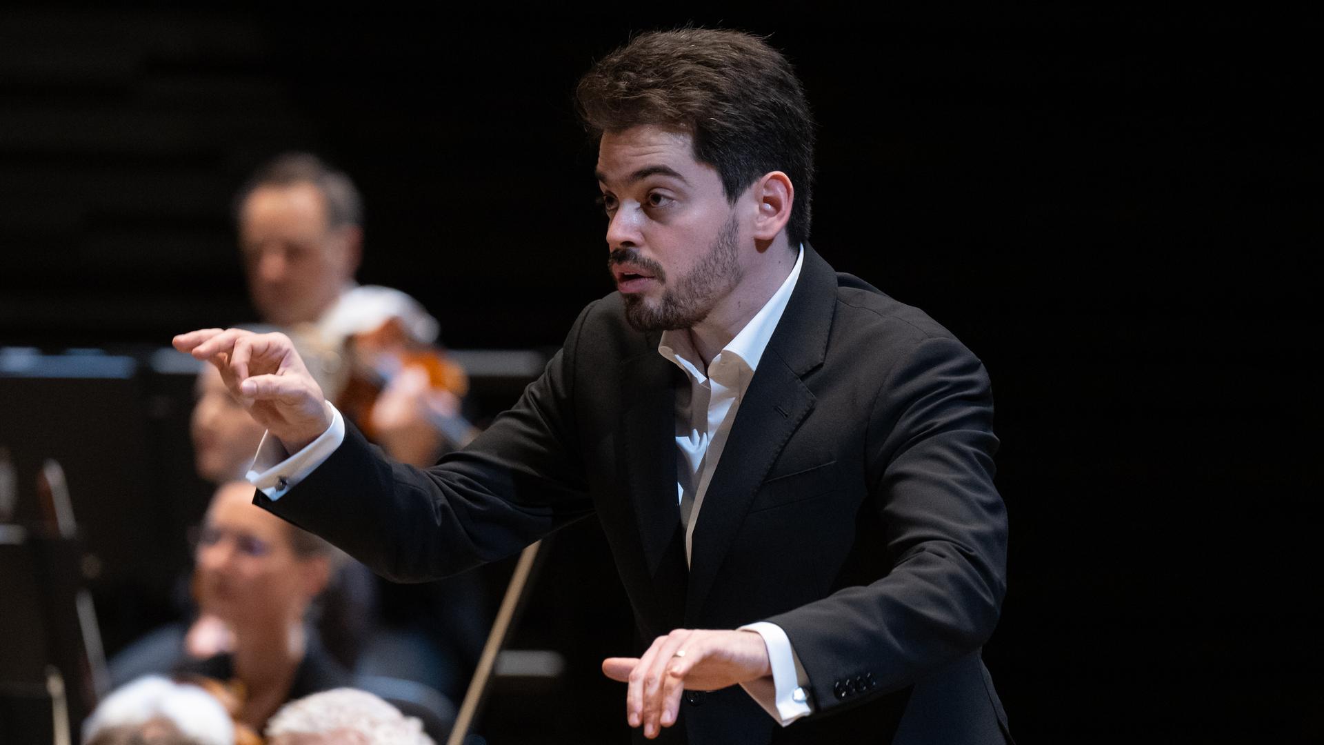 Dirigent Lahav Shani bei einem Konzert