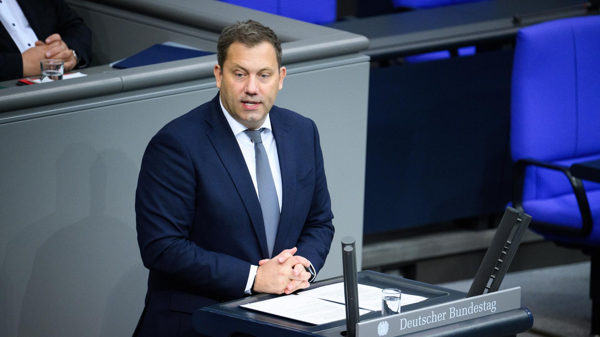Bundesfinanzminister Lars Klingbeil spricht bei der Schlussrunde der Haushaltswoche im Bundestag über den Etat 2026.