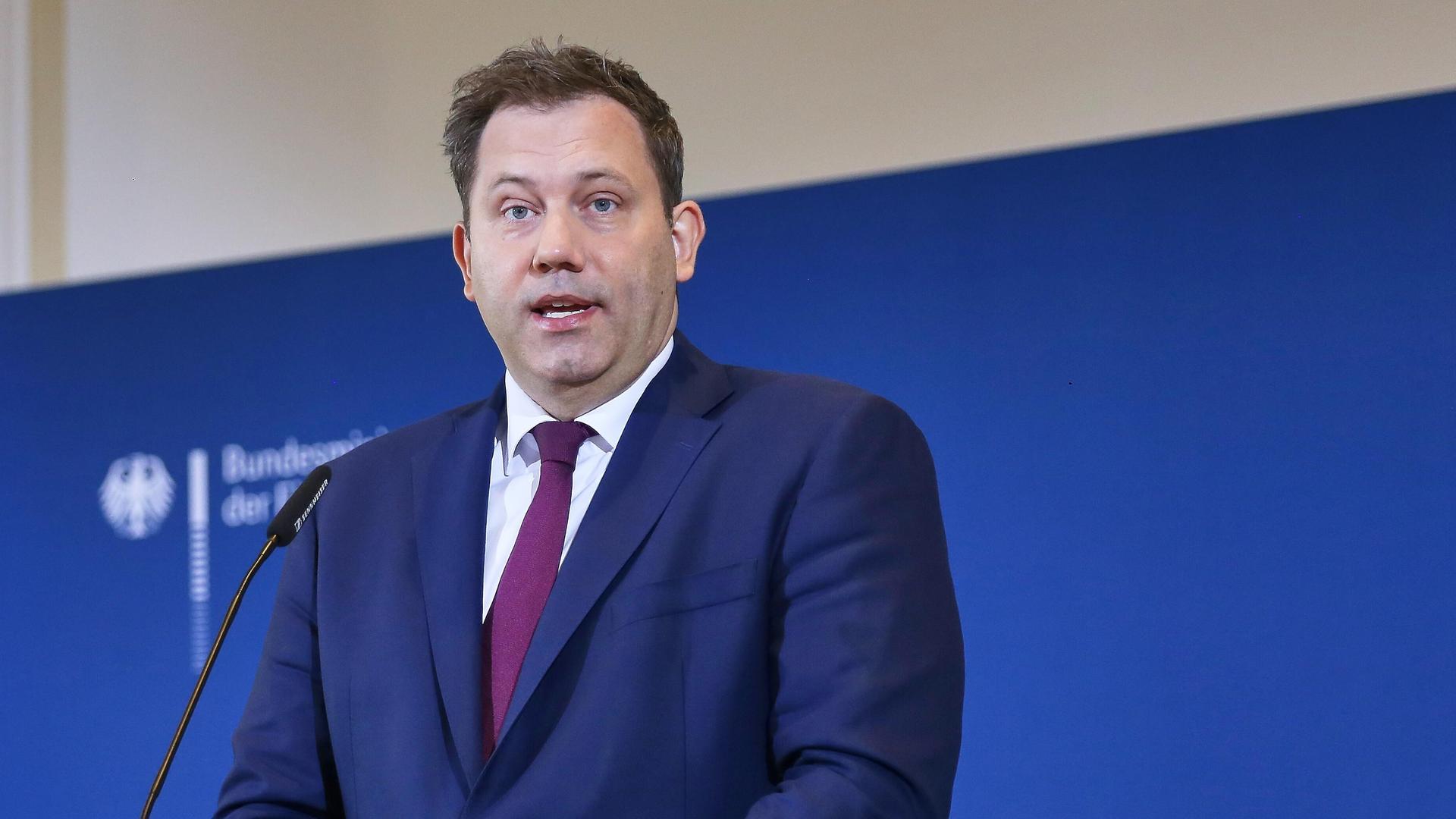 Bundesminister der Finanzen Lars Klingbeil steht an einem Podium und spricht zu Pressevertretern.