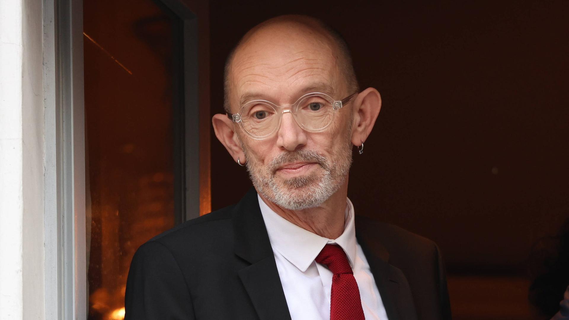 Laurent Mauvignier erhält den wichtigen französischen Literaturpreis "Prix Goncourt" und posiert traditionsgemäß am Fenster des Restaurants "Chez Drouant" in Paris