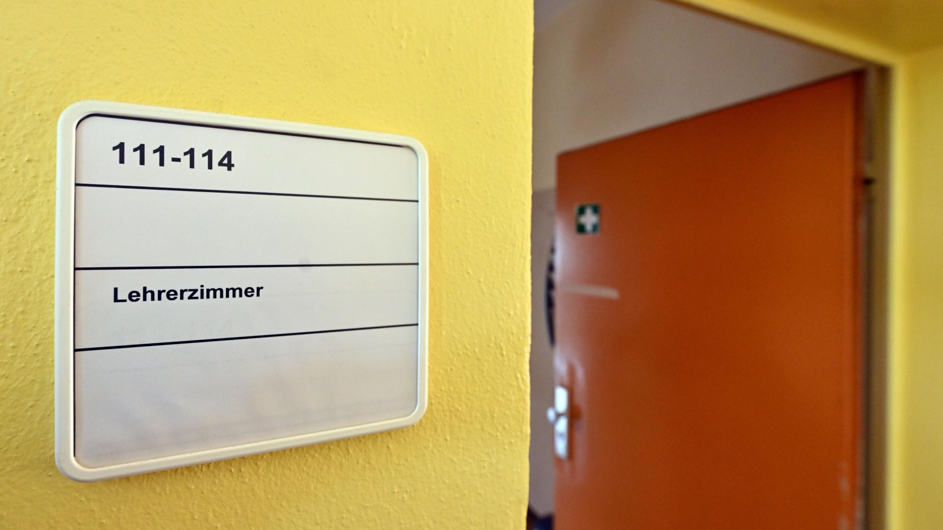 Ein Schild mit der aufschrift "Lehrerzimmer" neben einer offenen Tür