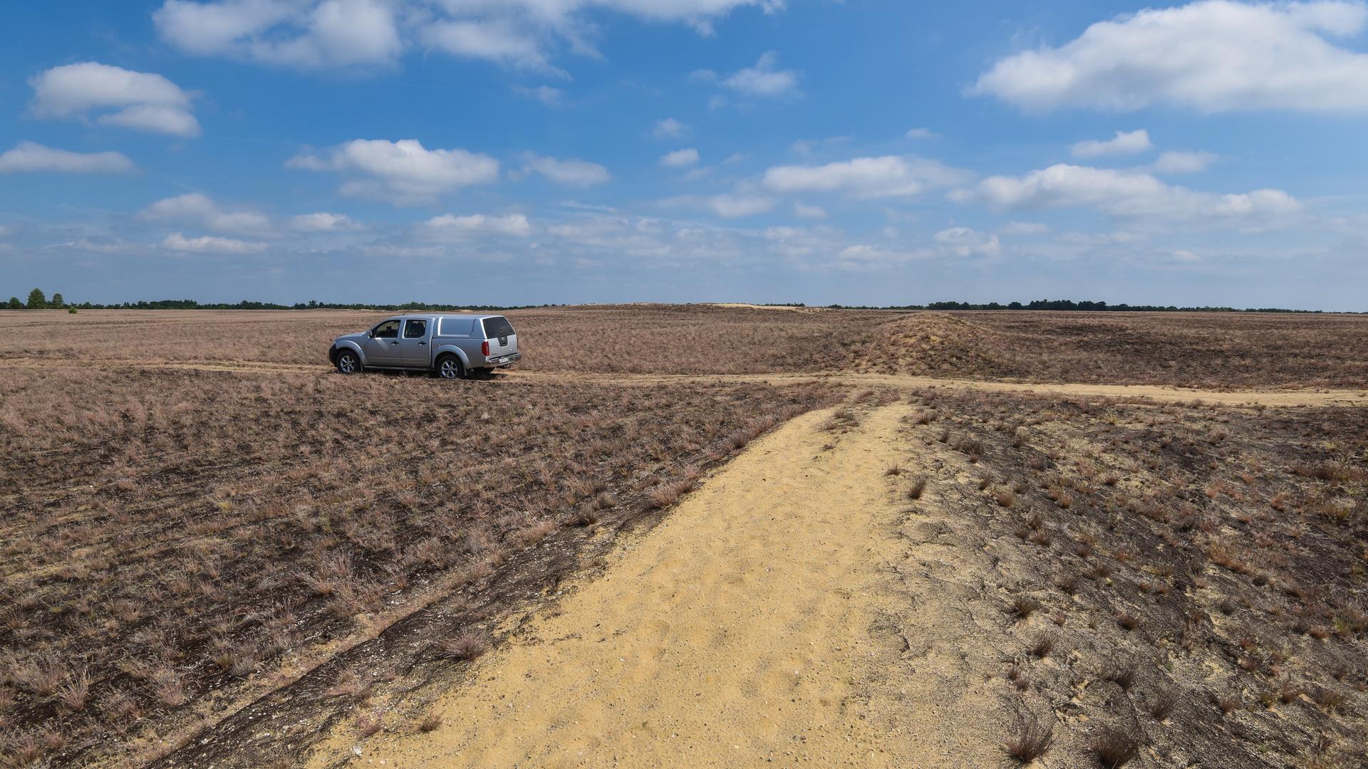 Ein Jeep fährt über offene Sandflächen in der Lieberoser Heide 