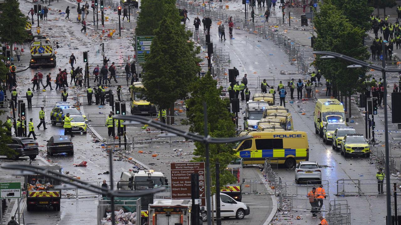 Viele Sicherheits- und Rettungskräfte auf einer stark vermüllten Straße