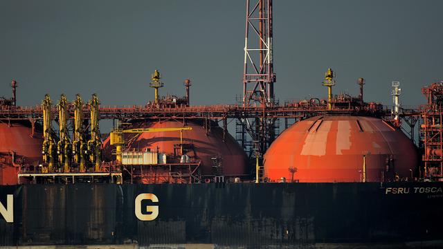 Große runde Tanks sind auf einem Frachtschiff installiert.