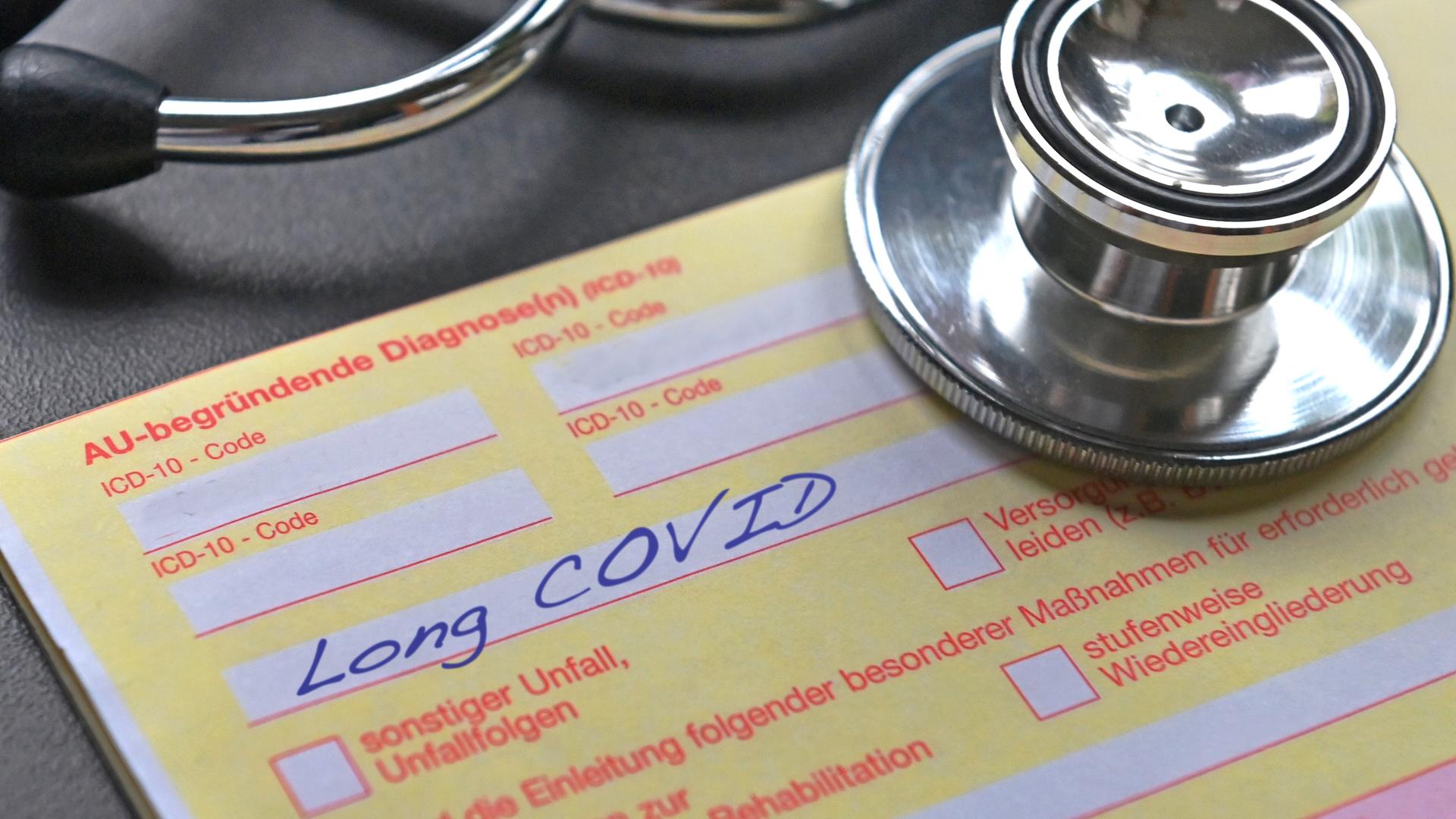 Auf einer Arbeitsunfähigkeitsbescheinigung steht die Diagnose Long Covid.