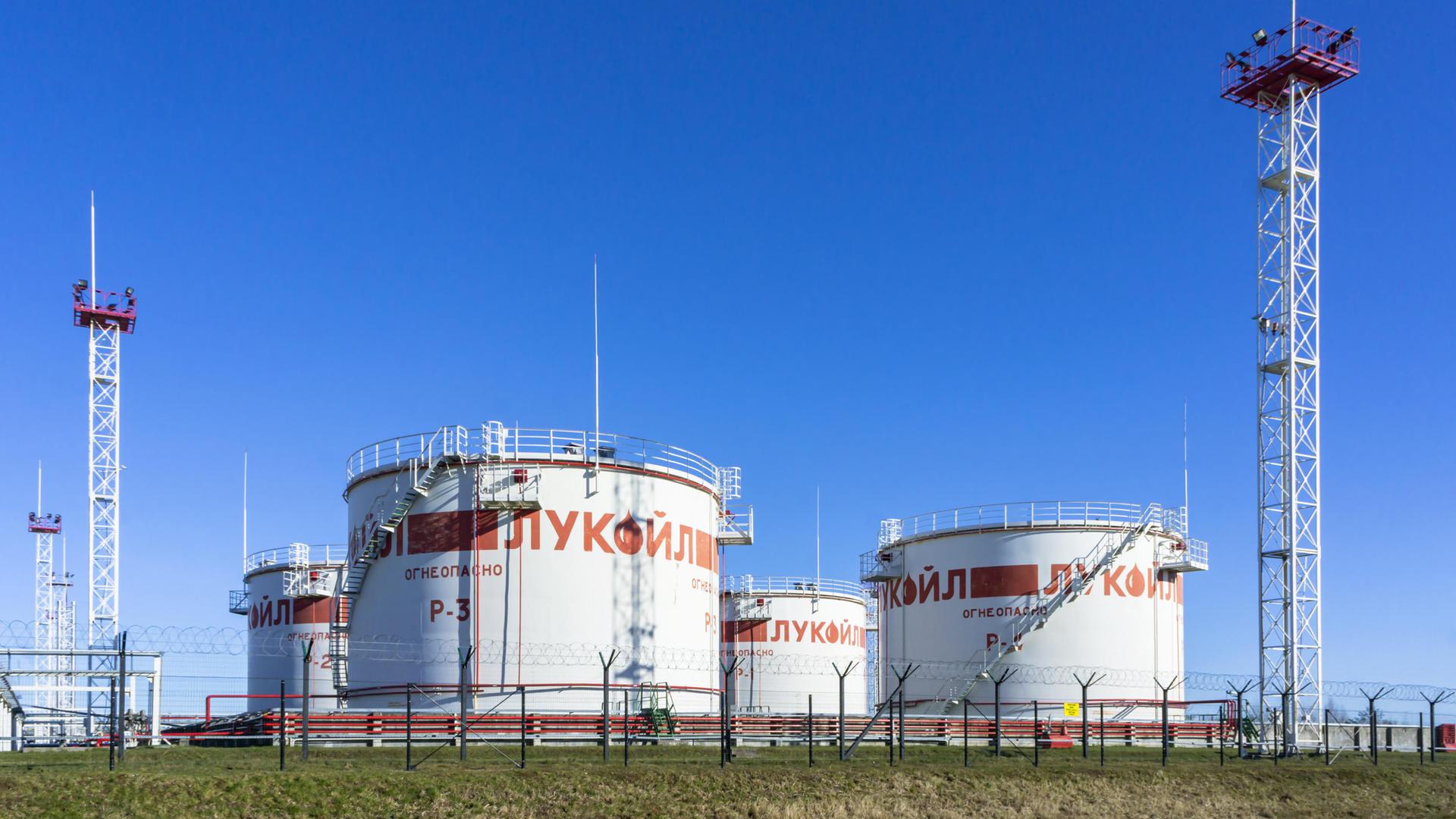 Große Erdöltank. Darauf ist das Logo der Erdölfirma Lukoil. Sie stehen in der russischen Region Kaliningrad.  