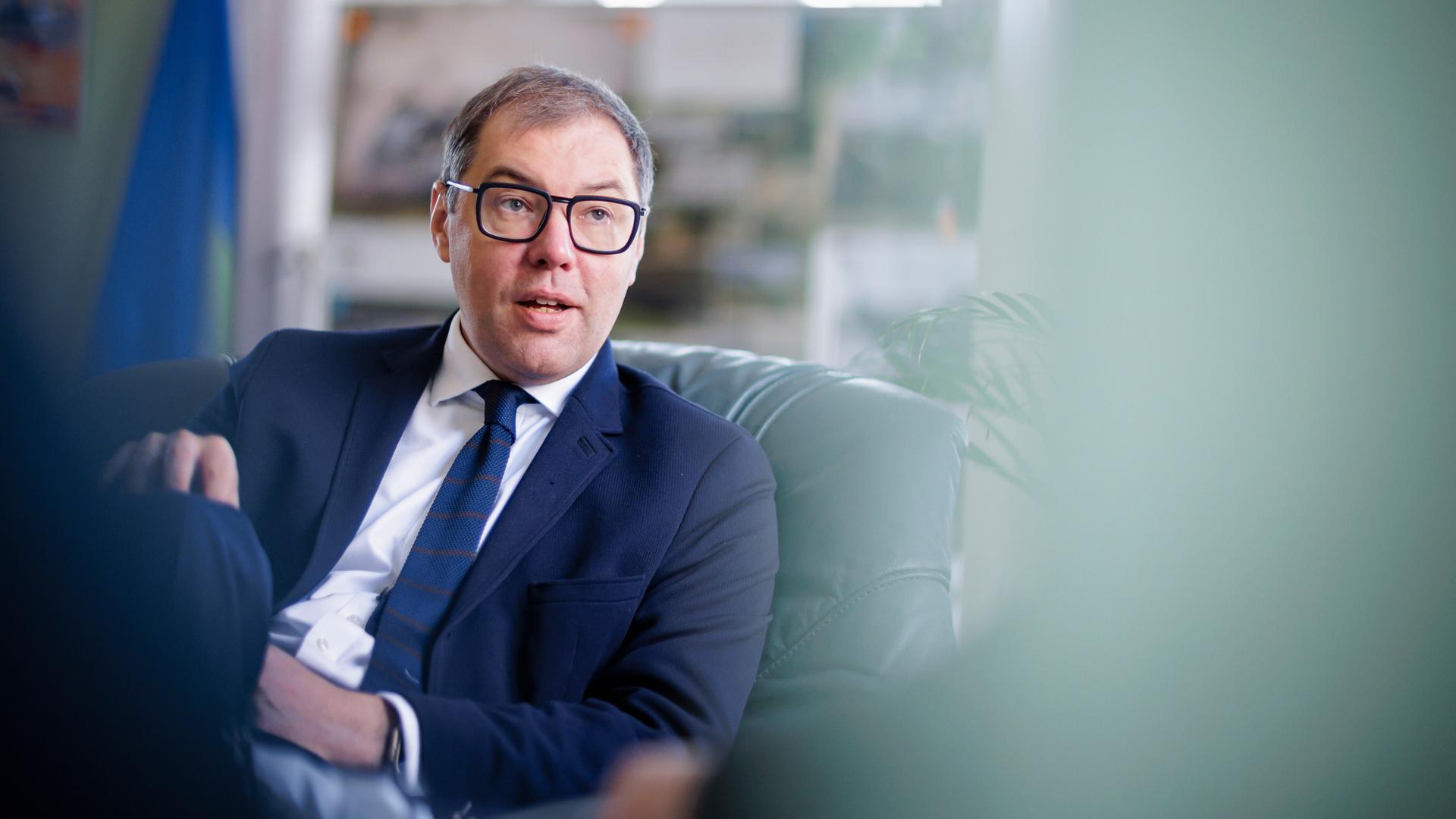 Oleksii Makeiev, Ukrainischer Botschafter in Deutschland, aufgenommen in seinem Buero in der Botschaft waehrend eines Interviews. Berlin, 25.04.2025.